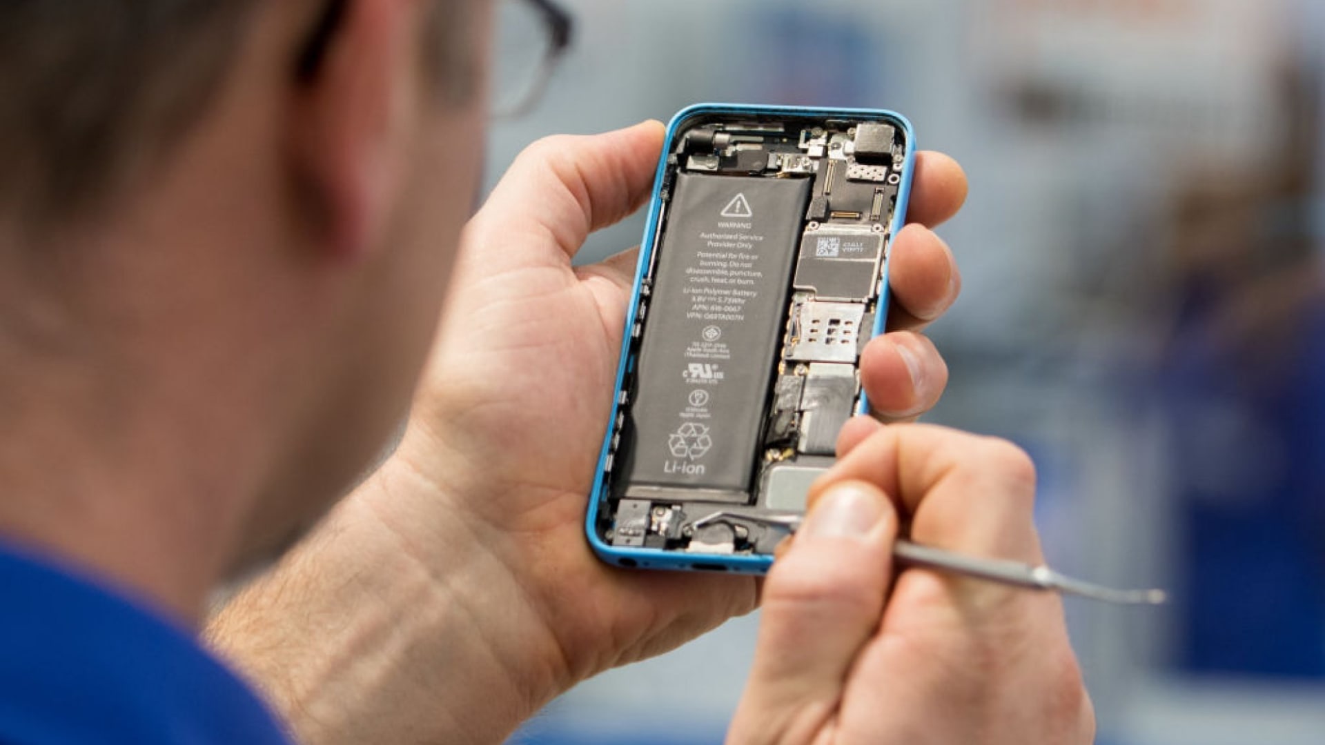 Важность использования оригинальных деталей при ремонте iPhone